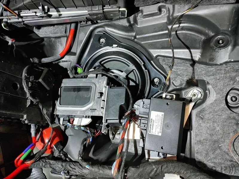 Mercedes C63 mit 8 Kanal Premium Soundsystem