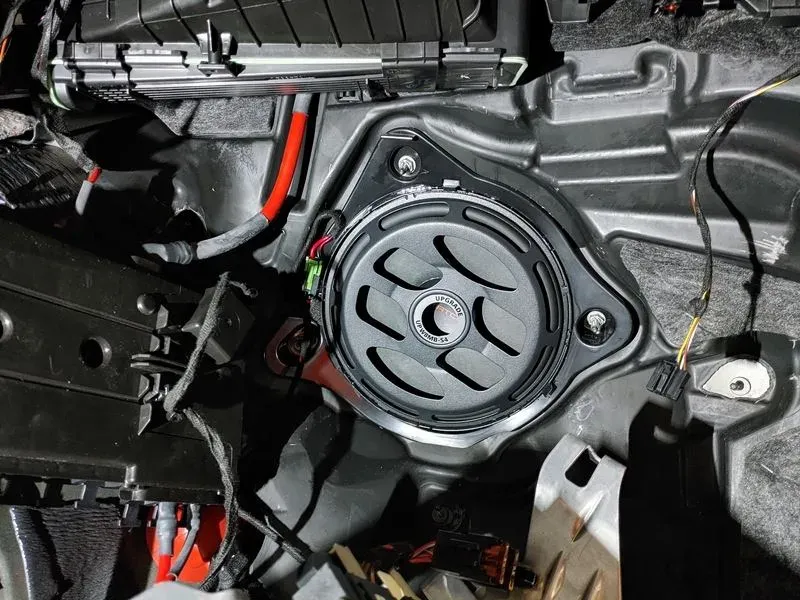 Mercedes C63 mit 8 Kanal Premium Soundsystem