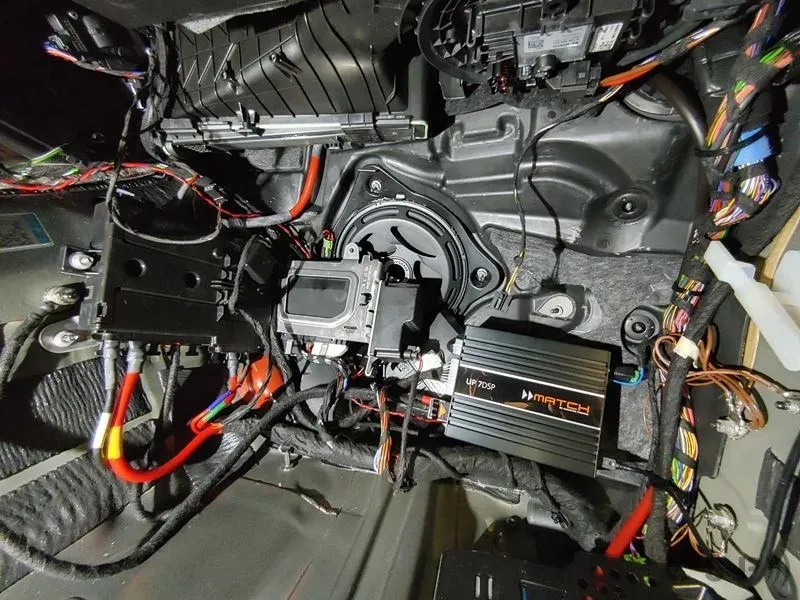 Mercedes C63 mit 8 Kanal Premium Soundsystem