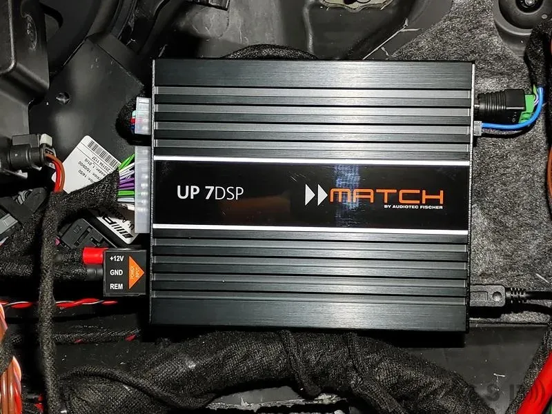 Mercedes C63 mit 8 Kanal Premium Soundsystem