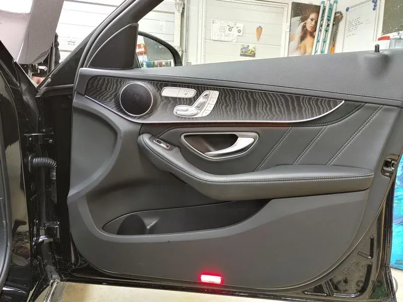 Mercedes C63 mit 8 Kanal Premium Soundsystem