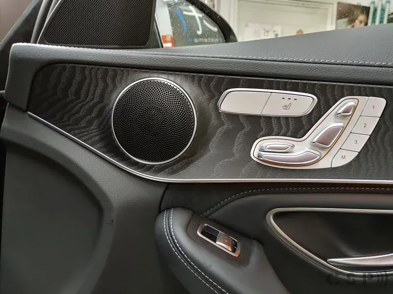 Mercedes C63 mit 8 Kanal Premium Soundsystem