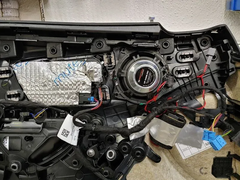 Mercedes C63 mit 8 Kanal Premium Soundsystem