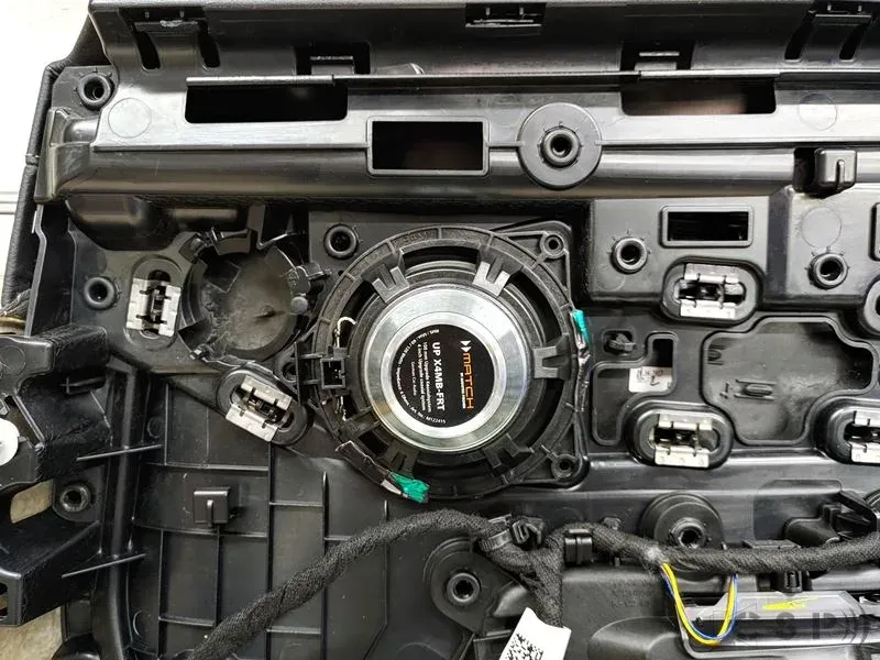 Mercedes C63 mit 8 Kanal Premium Soundsystem