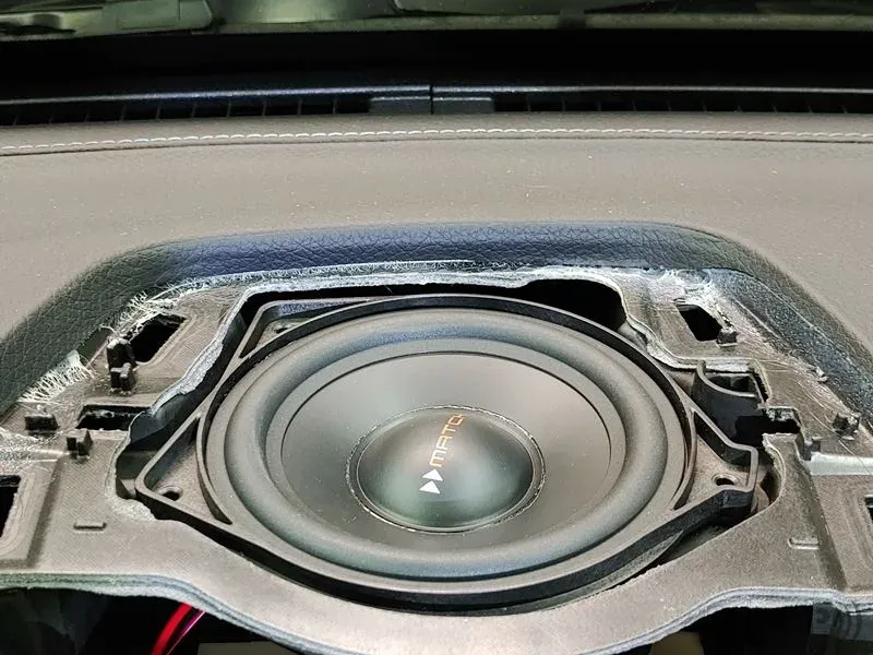Mercedes C63 mit 8 Kanal Premium Soundsystem
