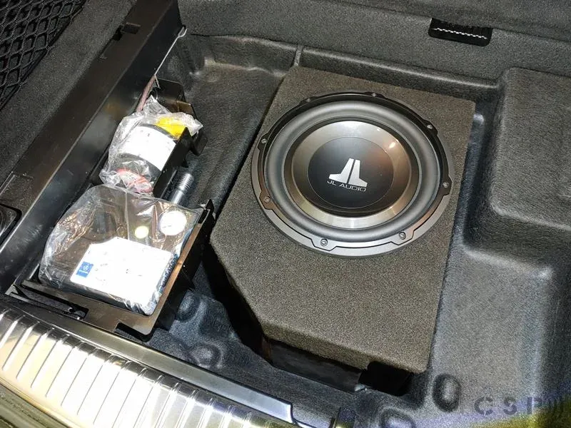 Mercedes C63 mit 8 Kanal Premium Soundsystem