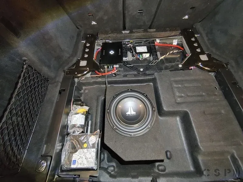 Mercedes C63 mit 8 Kanal Premium Soundsystem