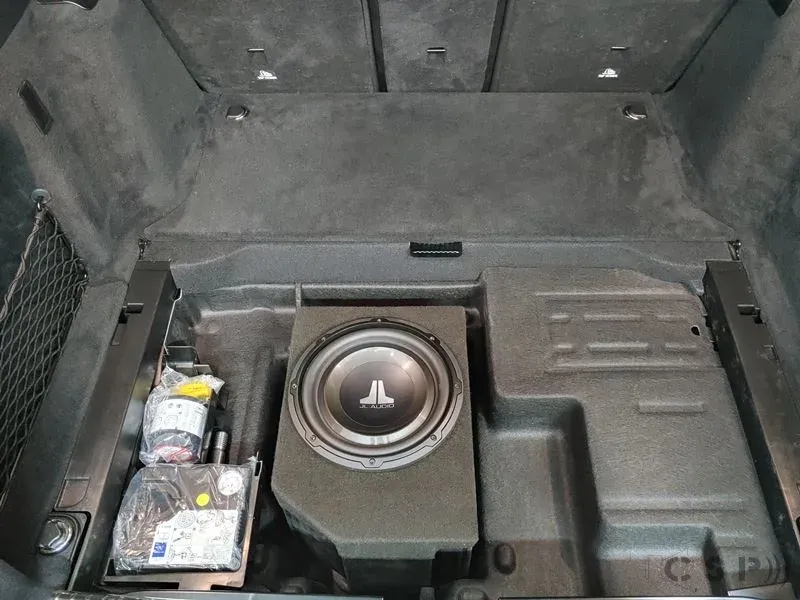 Mercedes C63 mit 8 Kanal Premium Soundsystem